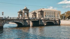 Мост Ломоносова украшают четыре башни-беседки.