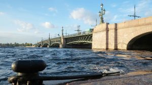 По Троицкому мосту можно добраться от Летнего сада до Петроградской стороны. Фото: Артем КИЛЬКИН, «КП»-Санкт-Петербург»